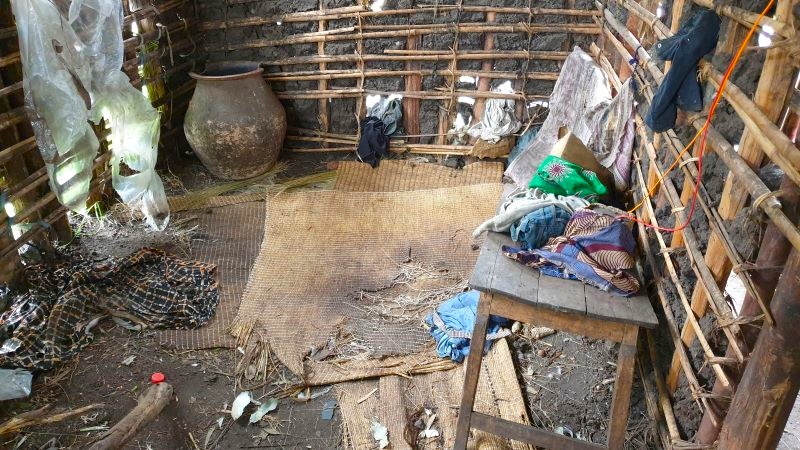 Die Schlafstätte der Kinder in einer Batwa-Hütte