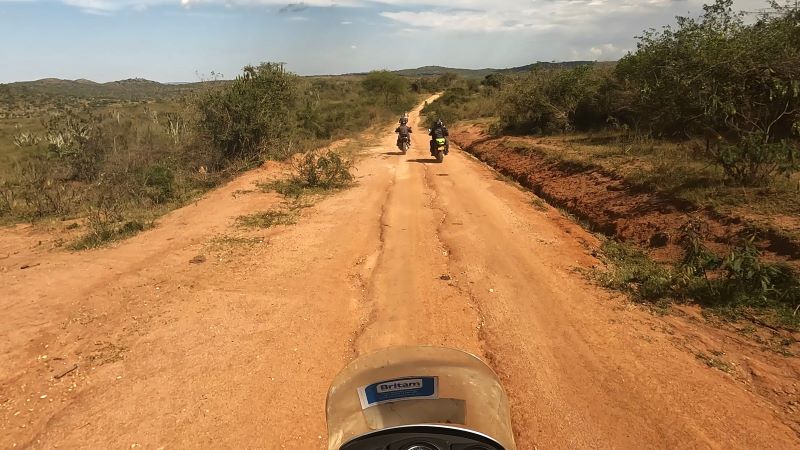 Jetzt führt die Motorradtour durch Uganda in den Busch